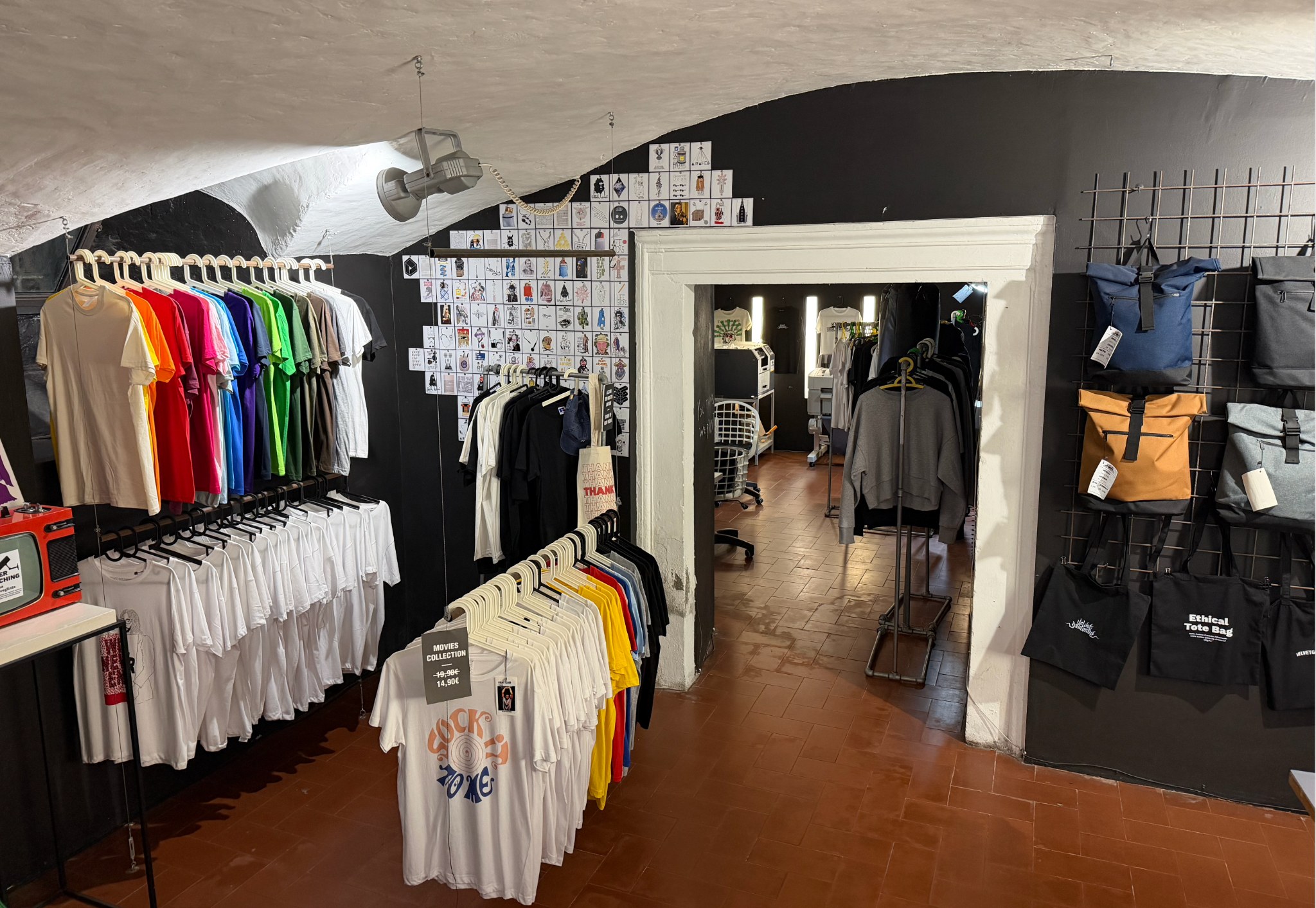 Laboratorio creativo con abbigliamento, shopper e stampa serigrafica a Firenze